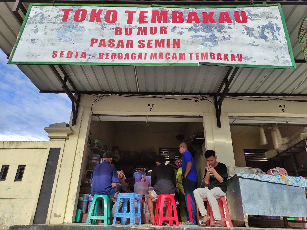 Toko Tembakau Bu Mur pasar Semin Gunungkidul