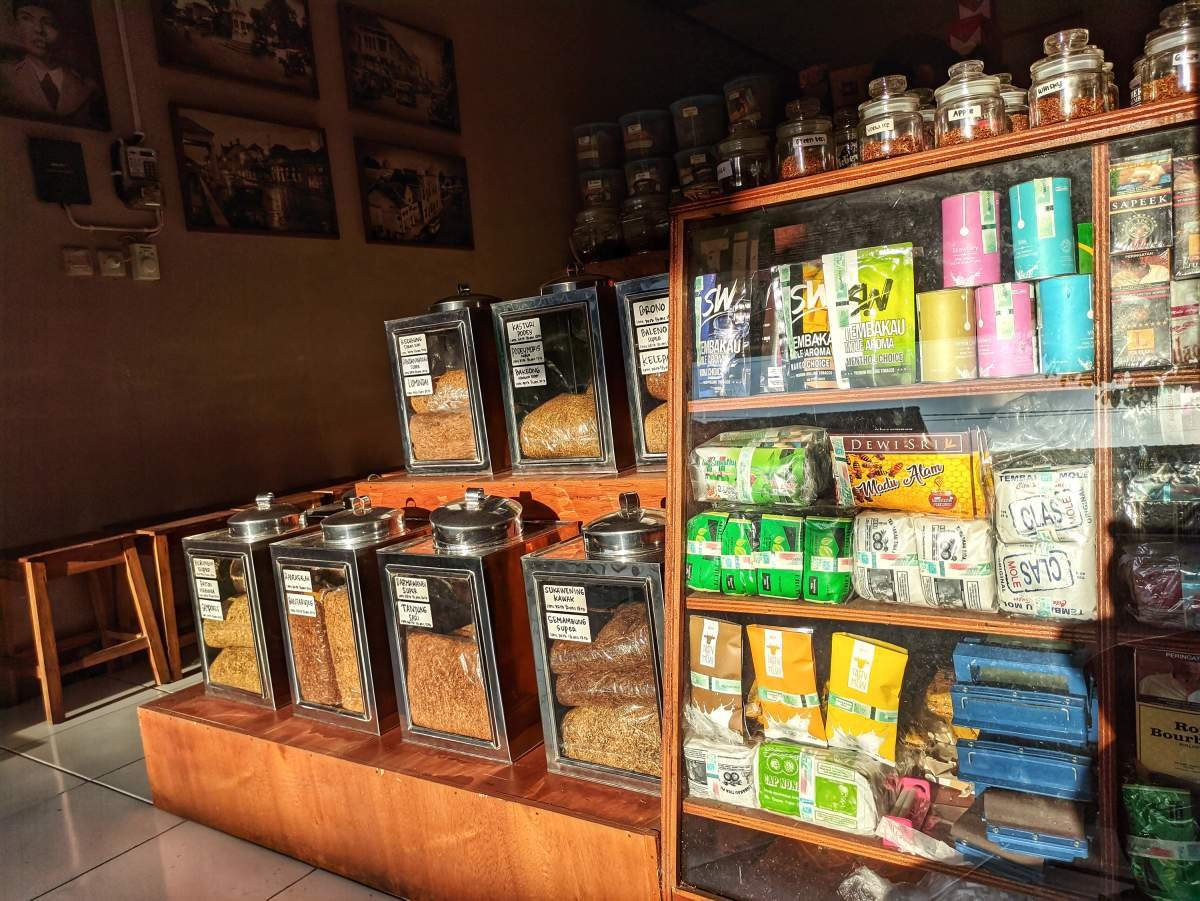 Toko Tembakau dan Rokok Kedai Laksmi