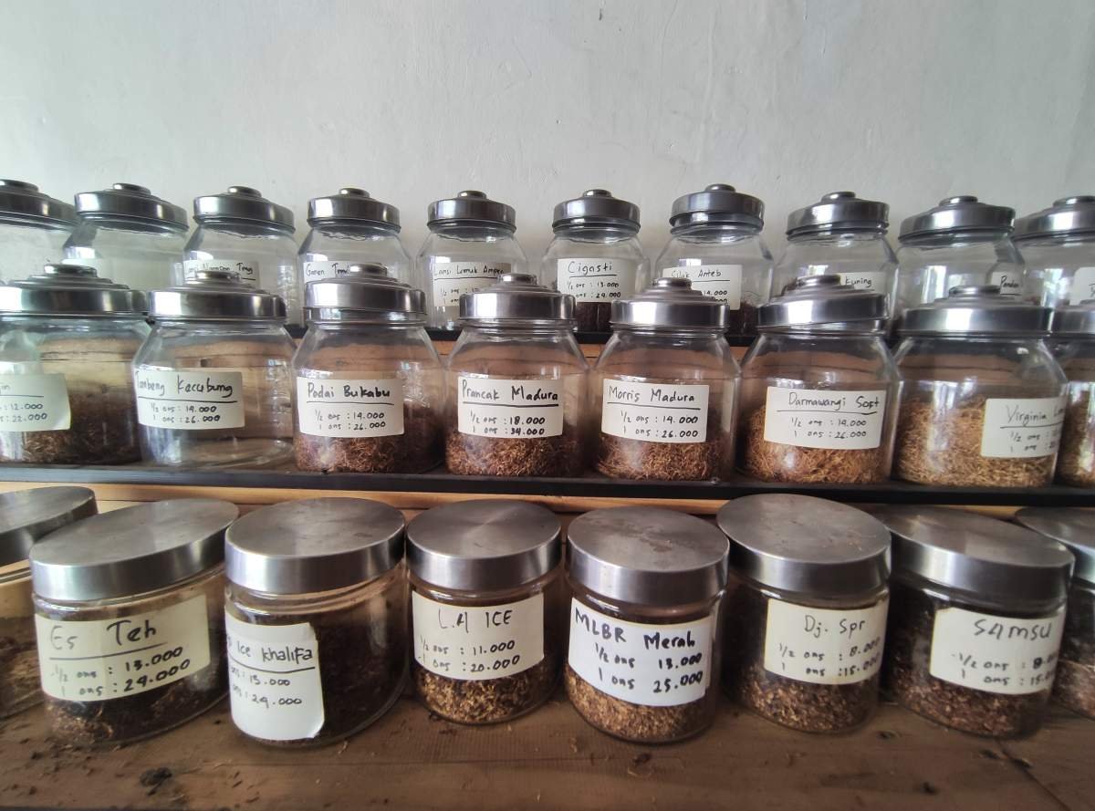 toples berisi tembakau display toko tembakau kembar