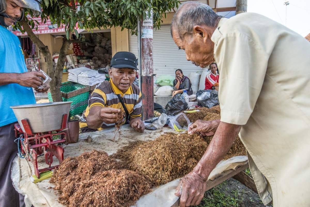 Transaksi di lapak Tembakau