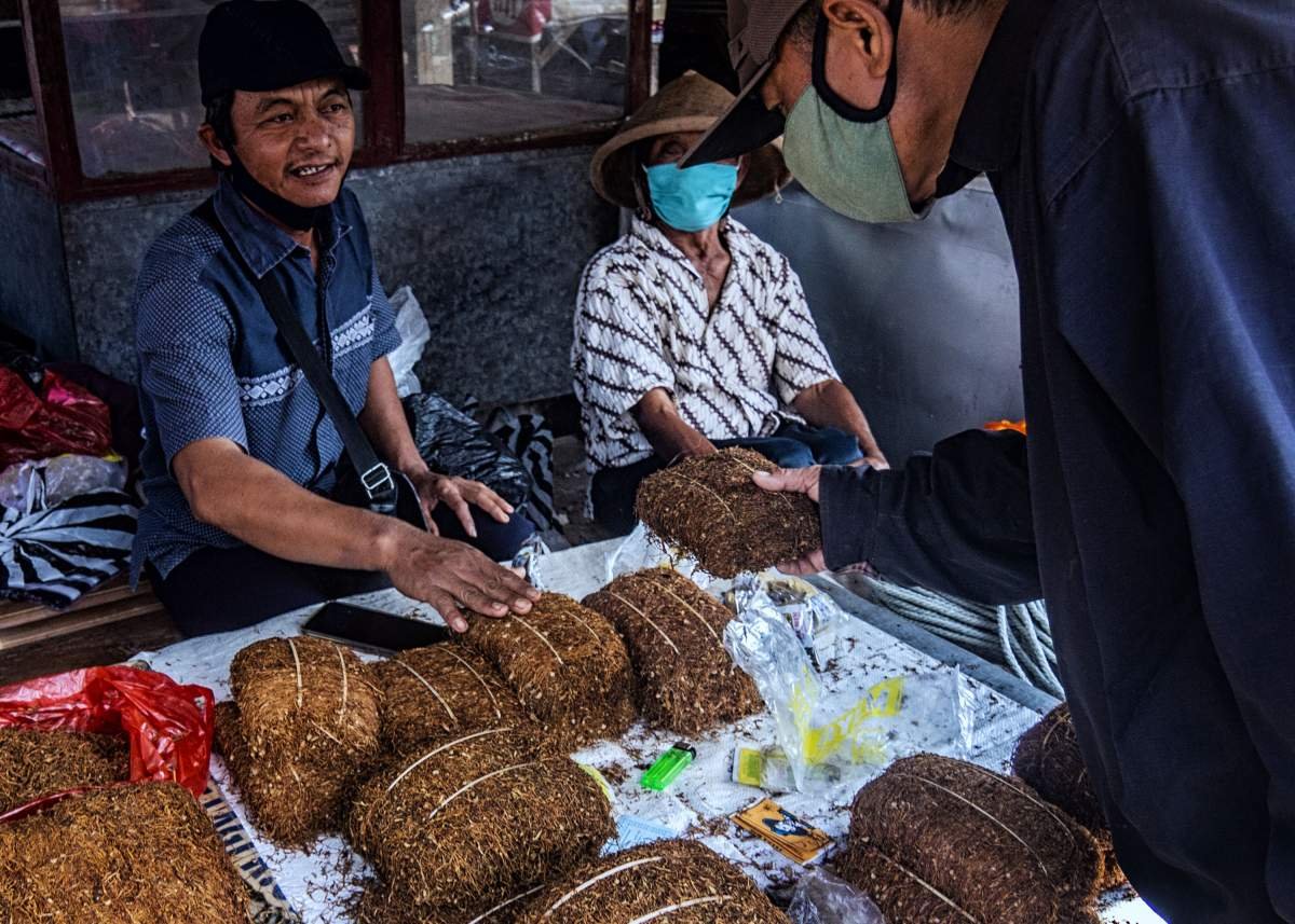 Transaksi tembakau di pasar Nglipar, Gunungkidul.