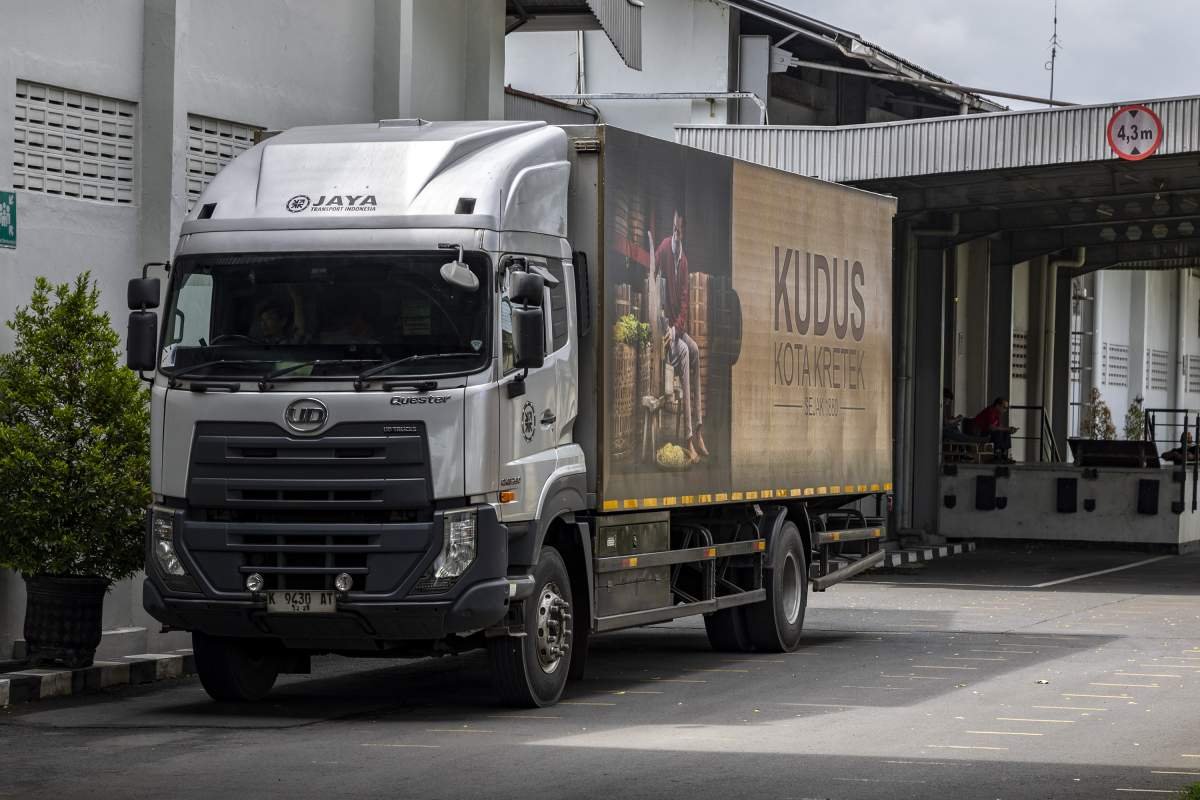 Truk Box pengangkut rokok Djarum Kudus