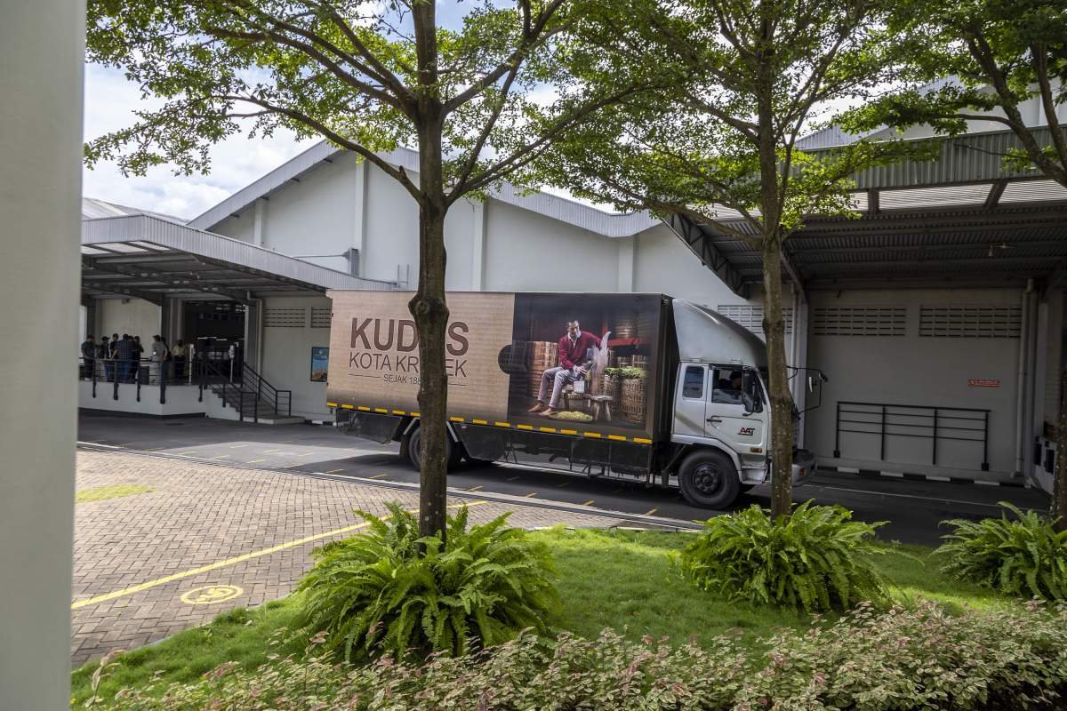Truk Pengangkut Rokok pabrikan Djarum Kudus