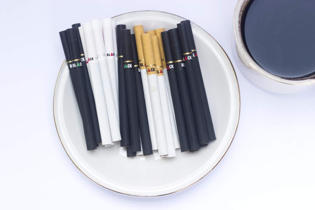 varian djarum black dan secangkir kopi