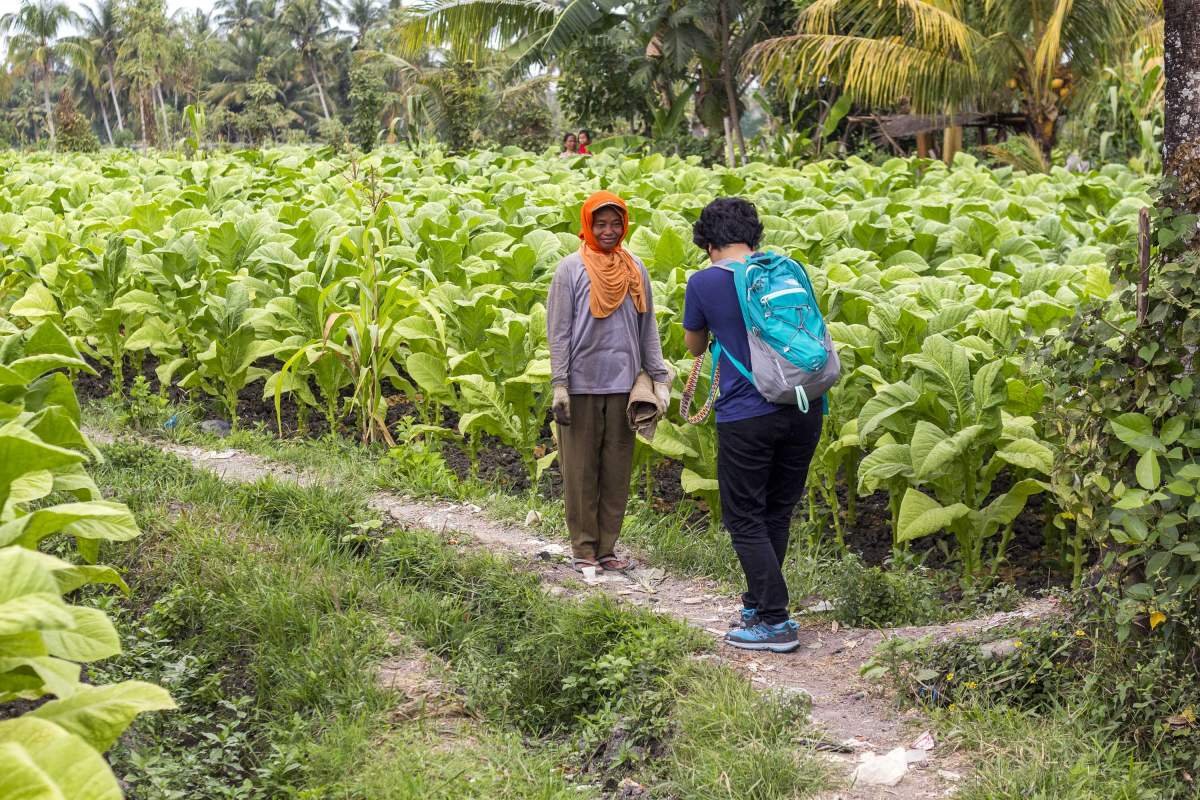 Vira, peserta jelajah tembakau Lombok, saat mengabadikan petani tembakau di desa Lekor, Lombok.