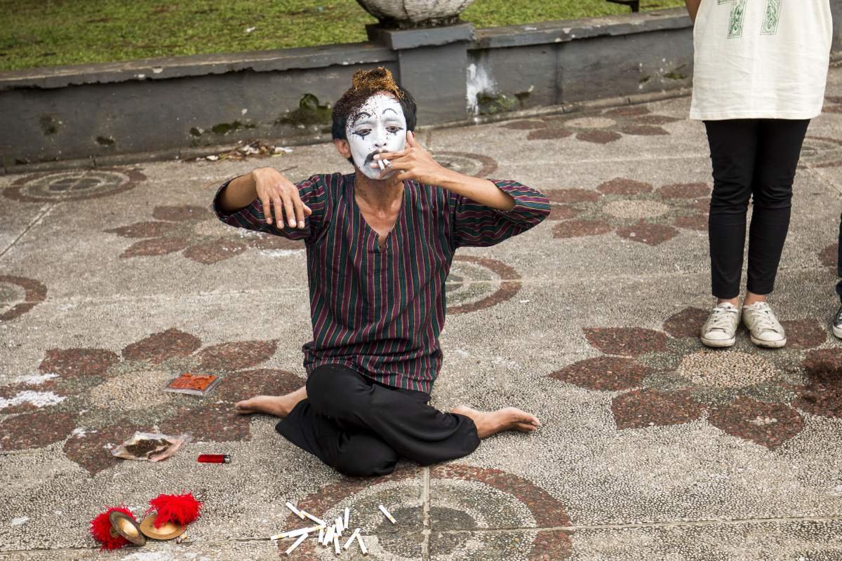 wanggi hoed melakukan Aksi peringatan hari kretek di dago bandung