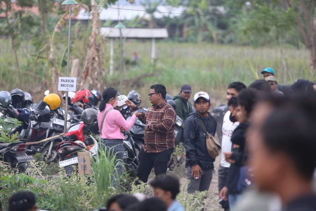 Wartawan mewawancarai ketua Komtek