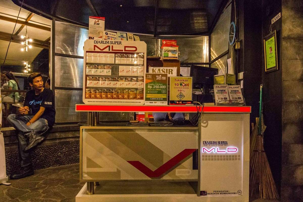 Warung rokok dalam kafe