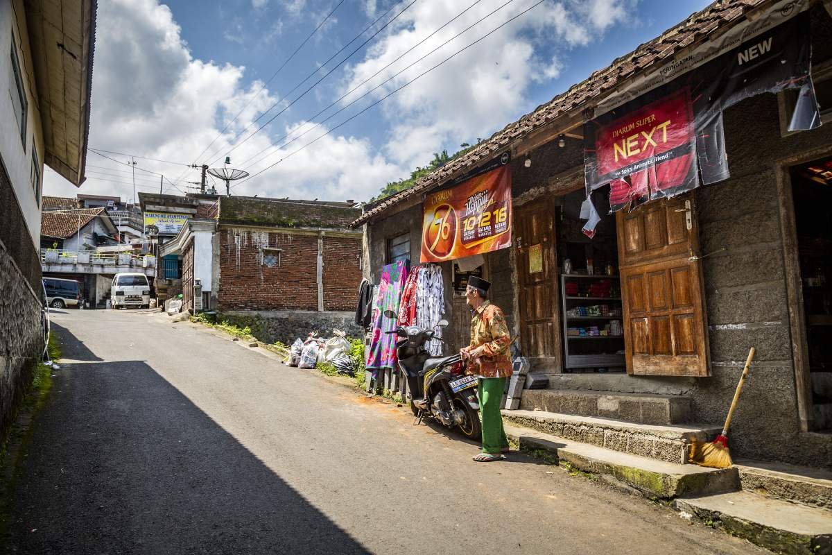 Warung rokok di desa lereng Sumbing