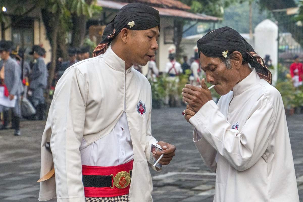 Yang Muda Menghormati yang Tua
